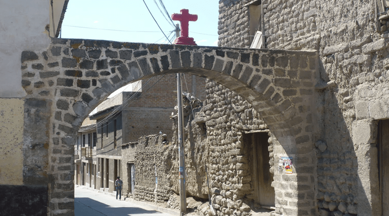 CAPILLA PUKA CRUZ EN LA CIUDAD DE HUAMANGA